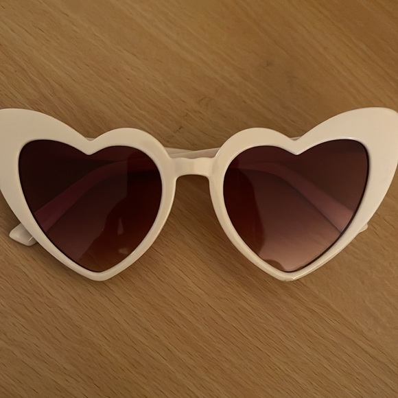 NWT Heart Shape White Sunglassed - Picture 4 of 7